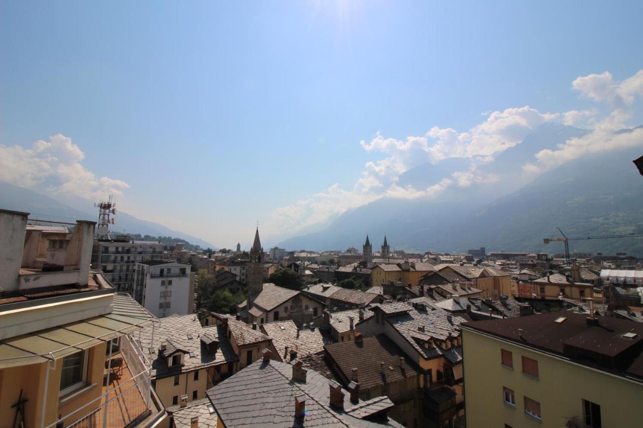 Lovely Panoramic View Apartment - Affitti Brevi Italia アオスタ エクステリア 写真